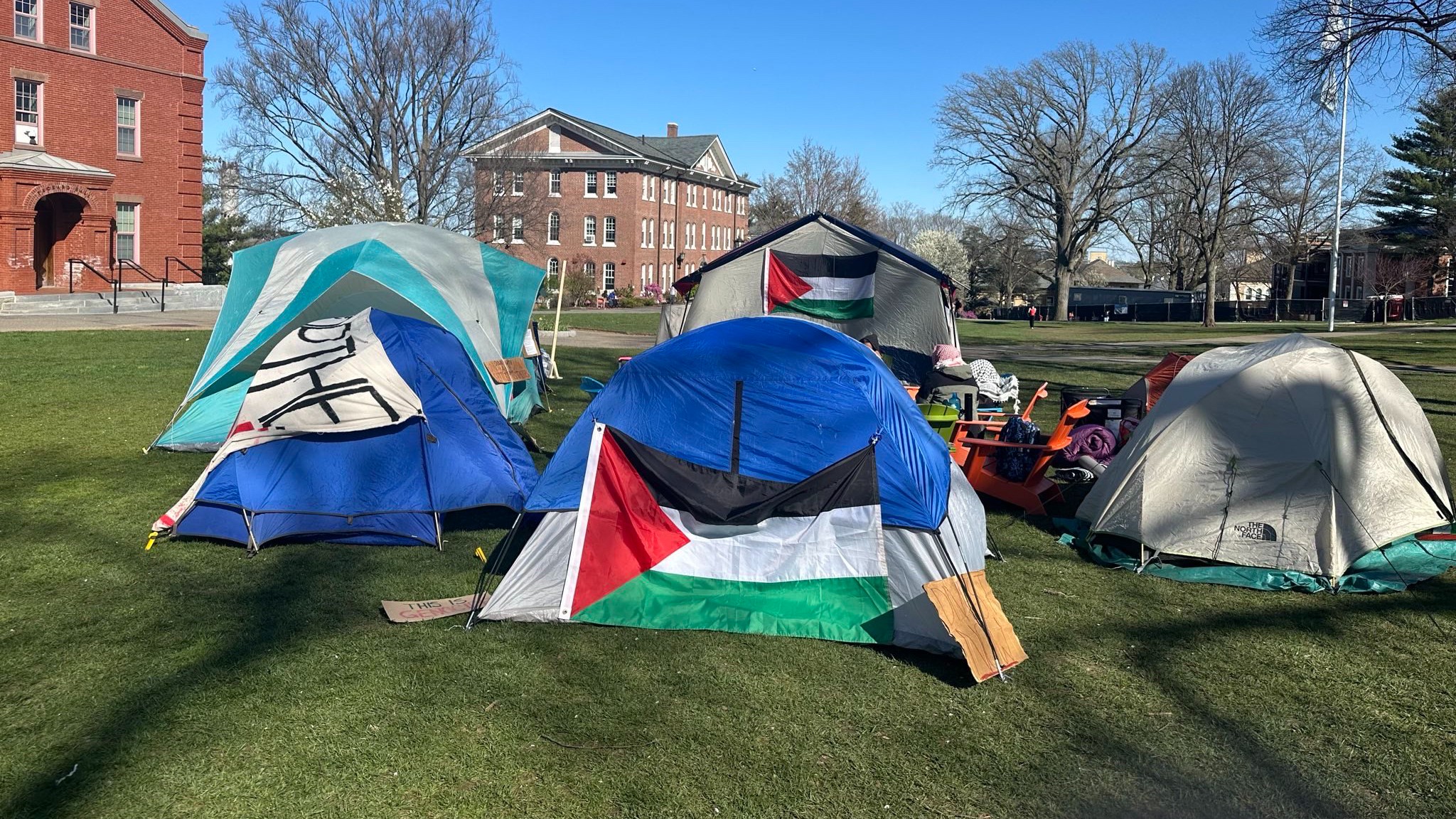 أطلقت جامعة تافتس بالتعاون مع كلية إيمرسون ومعهد ماساتشوستس للتكنولوجيا معسكراتهم الخاصة (MEE/Supplied)